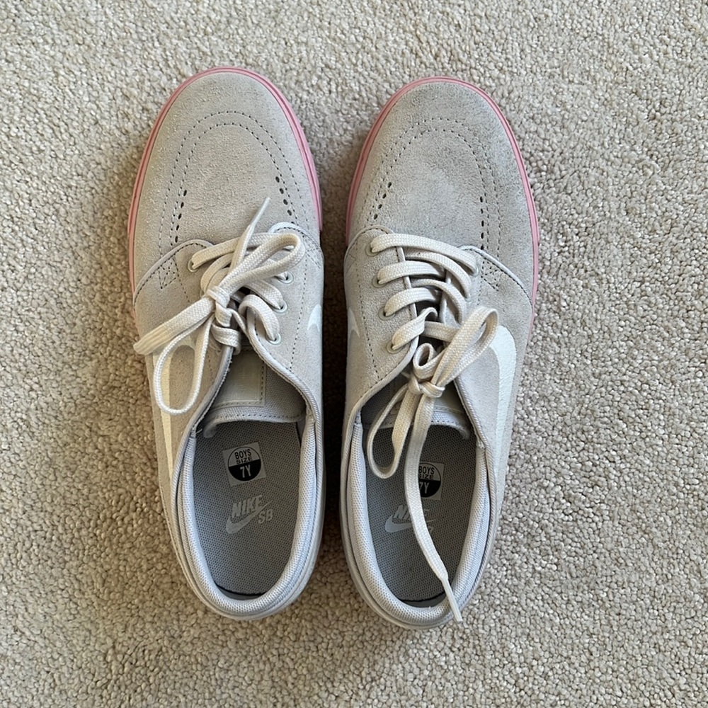 Boys size 7Y grey and pink Nike SB